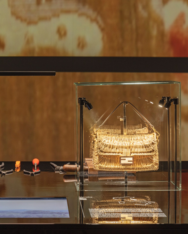 04_FENDI-Baguette-hand-in-hand-exhibition-PDCI_Marche