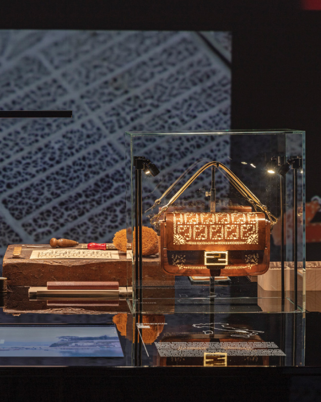 07_FENDI-Baguette-hand-in-hand-exhibition-PDCI_Campania