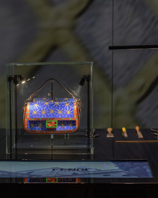 13_FENDI-Baguette-hand-in-hand-exhibition-PDCI_Emilia-Romagna