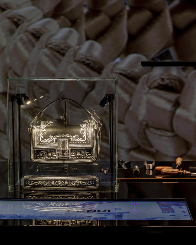 14_FENDI-Baguette-hand-in-hand-exhibition-PDCI_Trentino-Alto-Adige