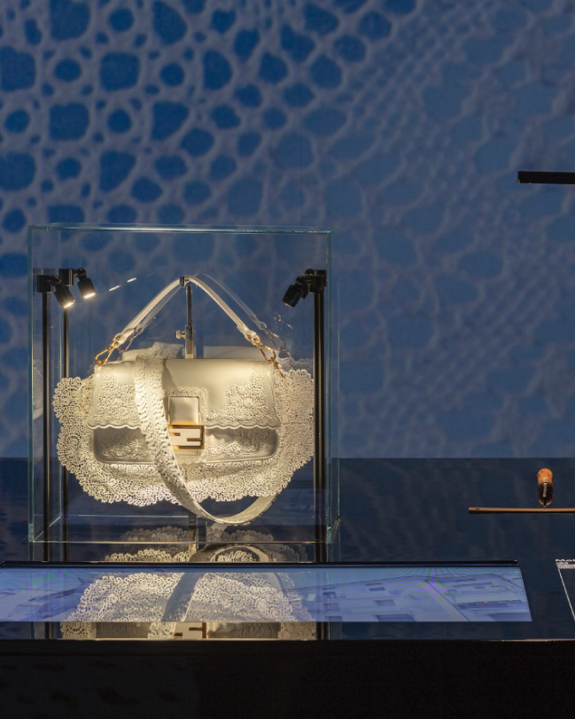 18_FENDI-Baguette-hand-in-hand-exhibition-PDCI_Molise