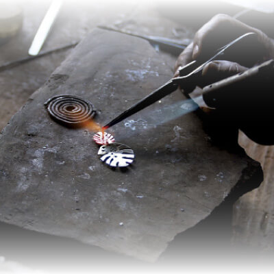 Plata y estilo genderless en las propuestas de Enrique García