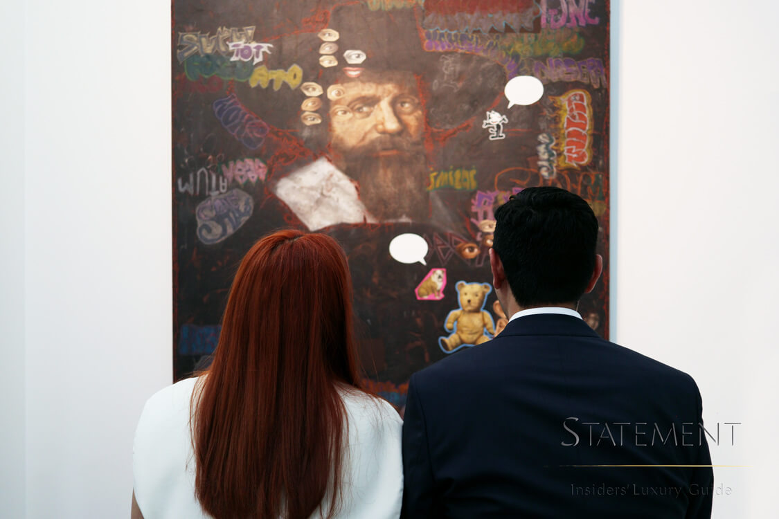 Visitantes observando una obra de arte en Bloomberger Art Gallery