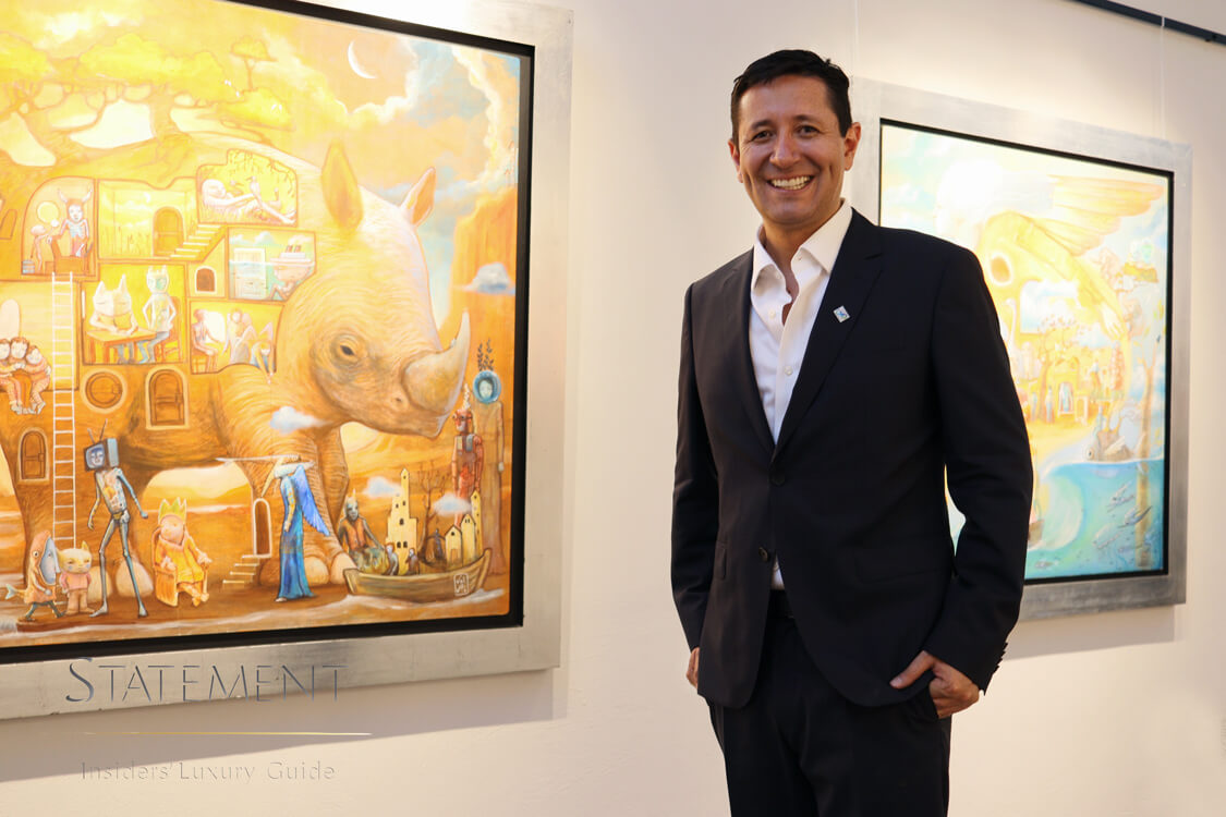 Dr. Juan Manuel Chaparro en Bloomberger Art Gallery, rodeado de obras de arte