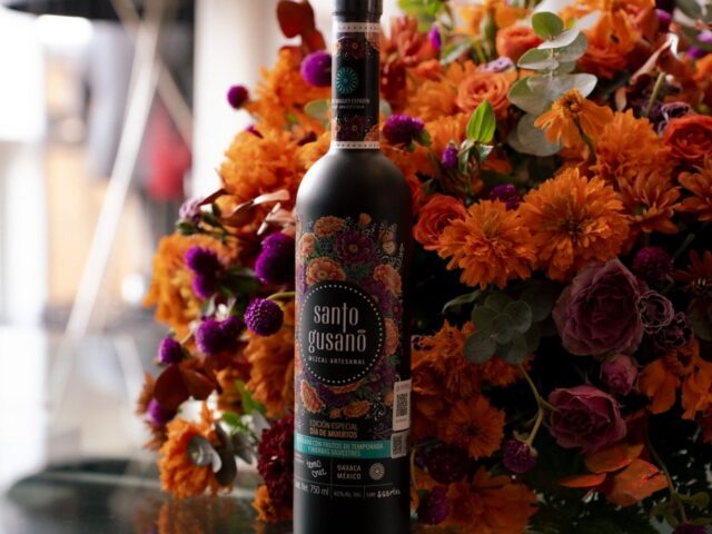 Carlos Rivera y Santo Gusano celebran la vida con una edición de mezcal que honra el Día de Muertos