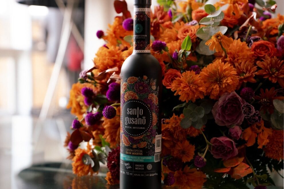 Carlos Rivera y Santo Gusano celebran la vida con una edición de mezcal que honra el Día de Muertos