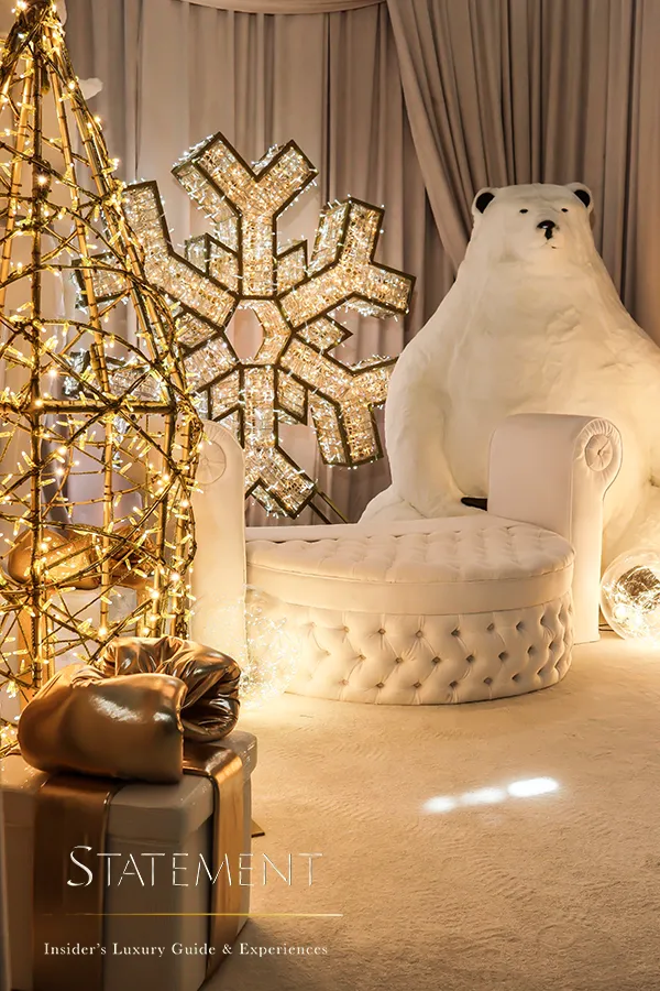 Escenario de Navidad de I’M CHRISTMAS con oso polar, copos de nieve y estructuras iluminadas