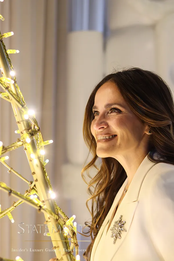Gabriela Cuéllar entre las luces de una instalación navideña de I’M CHRISTMAS