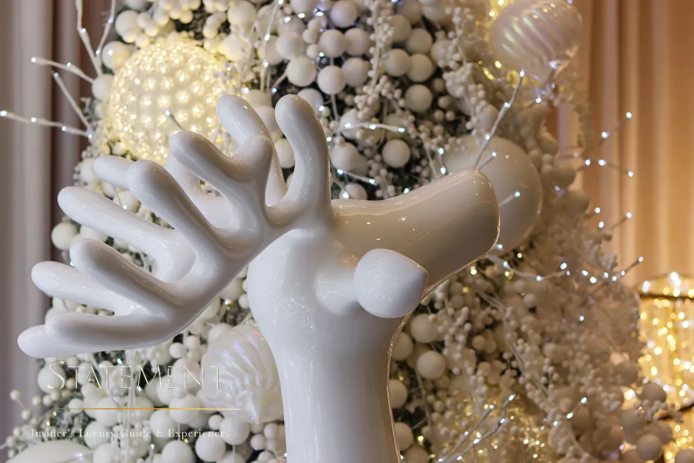 Decoración navideña de I’M CHRISTMAS con reno blanco, árbol y luces en tonos dorados