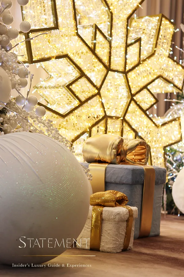 Escenario navideño de I’M CHRISTMAS con regalos y copo de nieve iluminado