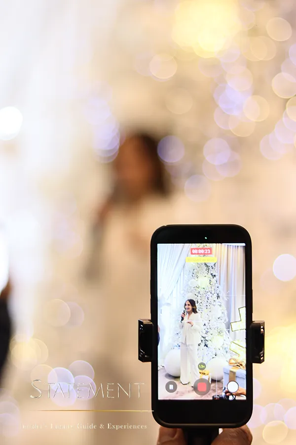 Sesión de fotografía con celular dentro del showroom de I’M CHRISTMAS