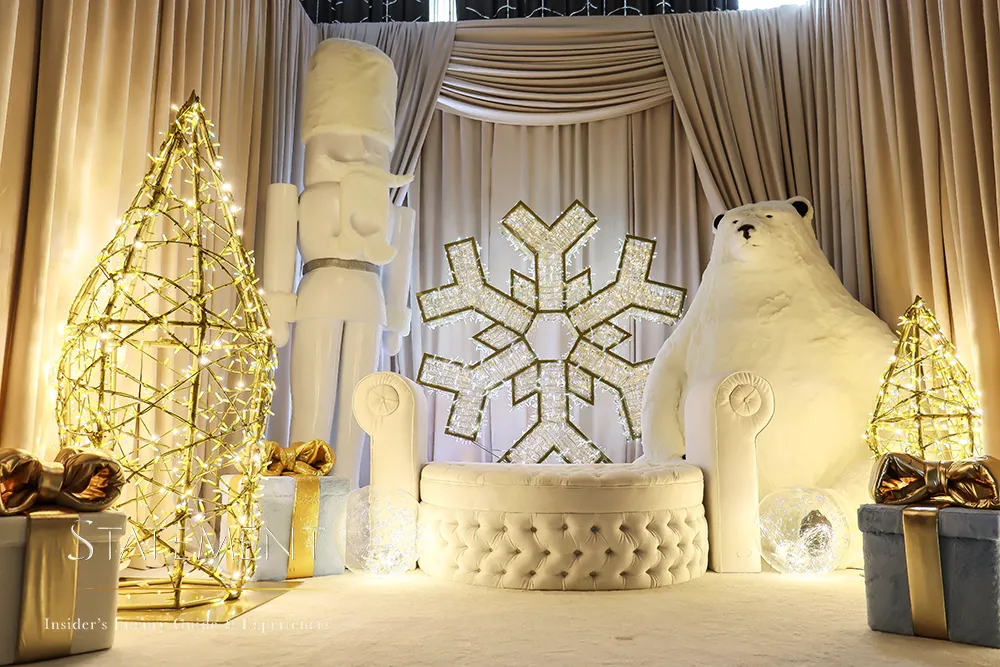 Set del showroom de I’M CHRISTMAS con oso polar y decoración navideña iluminada