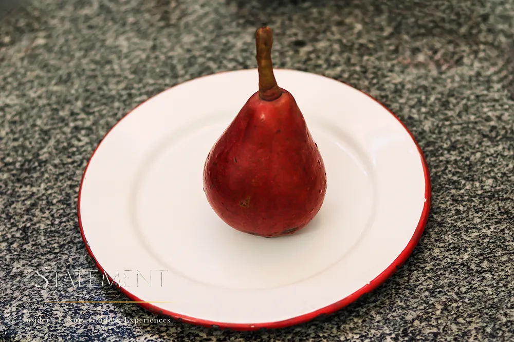 pera de california roja sobre plato blanco
