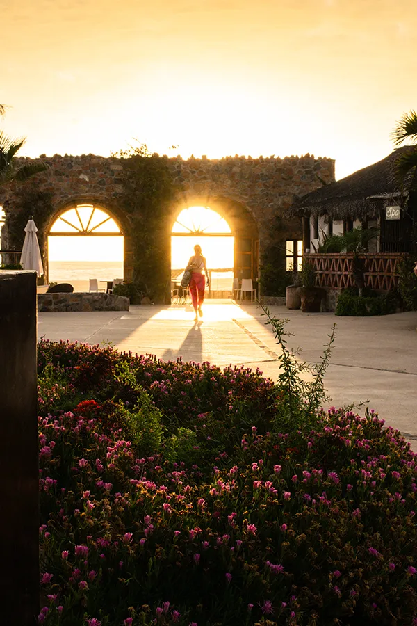 Hotel Galería Guaycura en Todos Santos al atardecer