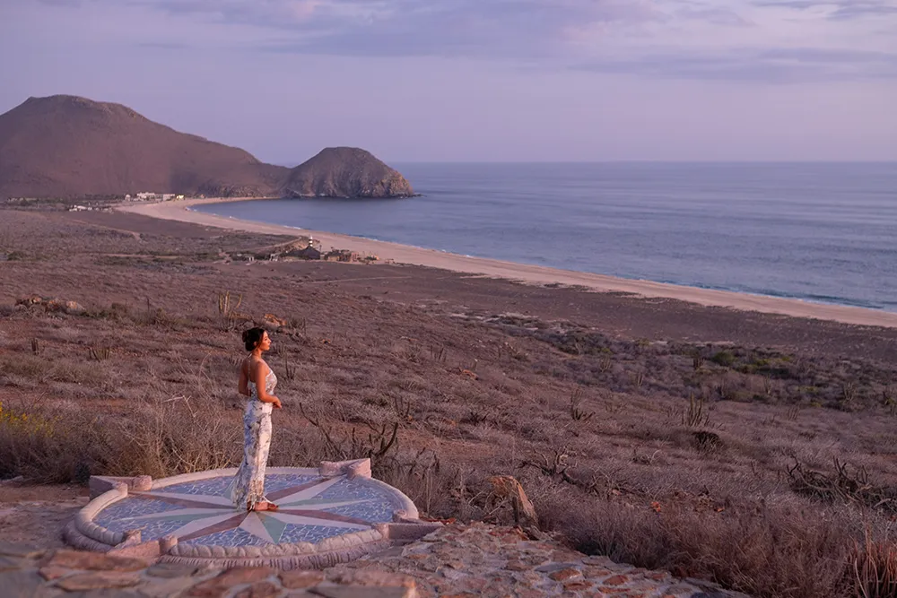 Meditación durante retiro wellness en Todos Santos