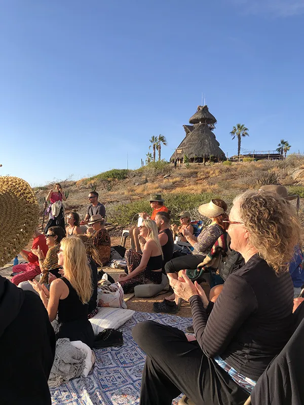 Meditación durante retiro wellness en Todos Santos