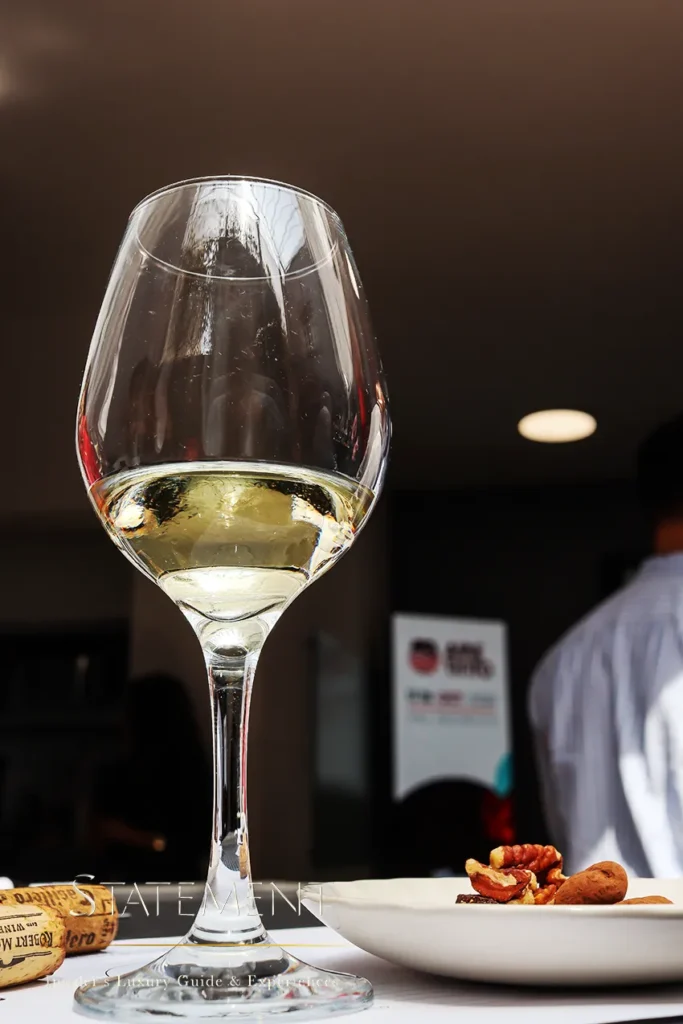Copa de vino blanco en la conferencia Aire tinto.