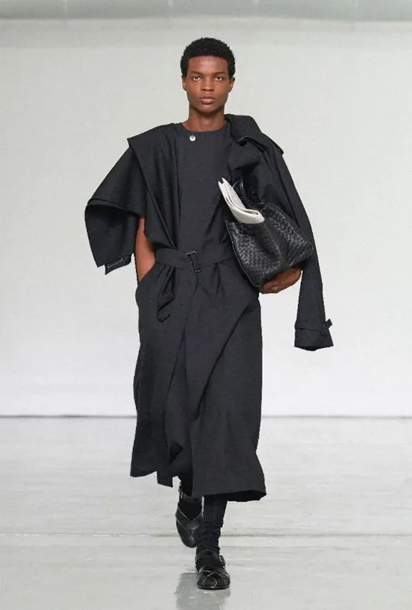 Detalle de texturas y movimiento en Bottega Veneta Summer 2027