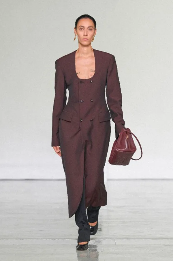 Look de pasarela de Bottega Veneta Summer 2027 en Fabbrica Orobia