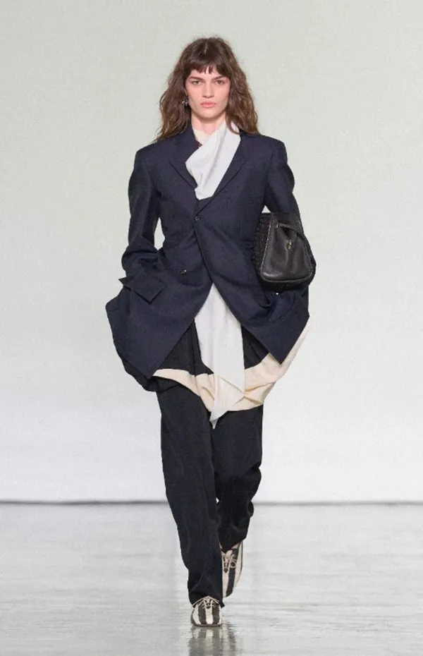Silueta de la colección Bottega Veneta Summer 2027 de Louise Trotter