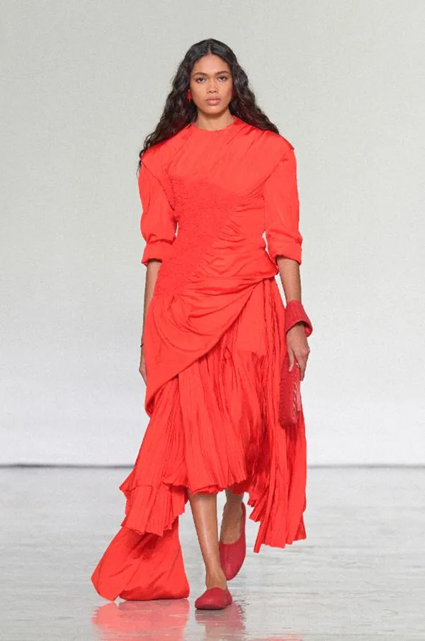 Look color rojo de la pasarela de Bottega Veneta Summer 2027 en Fabbrica Orobia