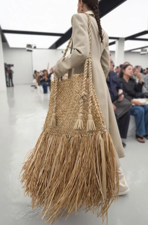 Look con trabajo artesanal de la colección Bottega Veneta Summer 2027