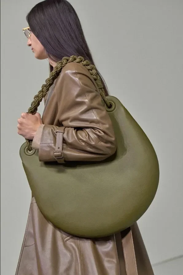 Bolso de la colección Bottega Veneta Summer 2027 de Louise Trotter