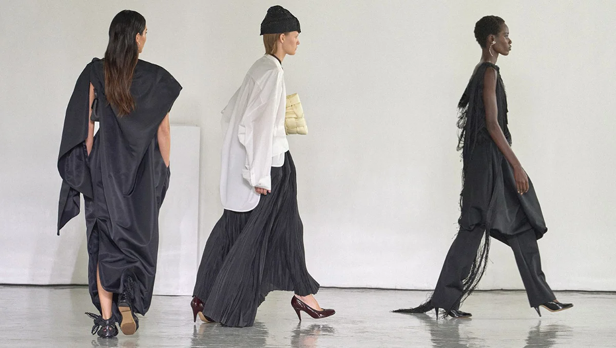 Modelos de Bottega Veneta Summer 2027 durante el desfile en Milán