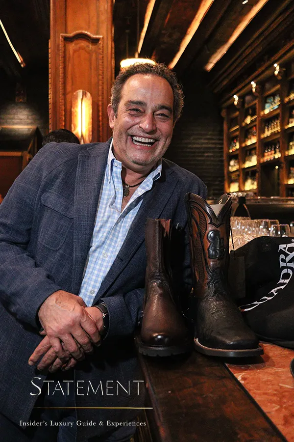 Omar Fierro con botas de Cuadra durante la presentación de Quintaesencia de Cuadra en Ciudad de México