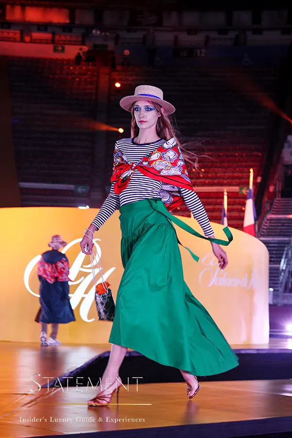 Look con sombrero durante el Gran Desfile de Otoño de El Palacio de Hierro