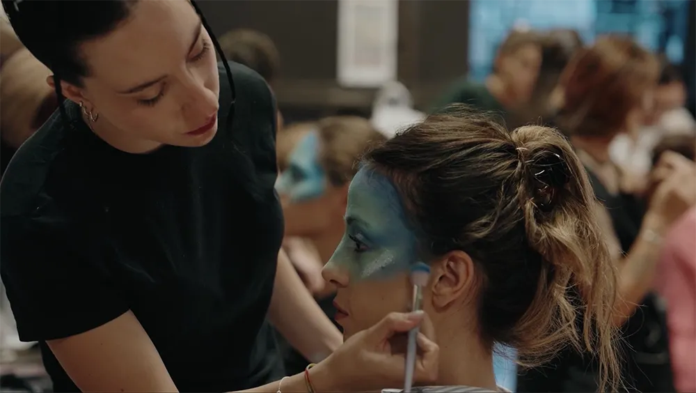 Preparación de maquillaje tras bambalinas en la Arena di Verona Opera Festival 2026