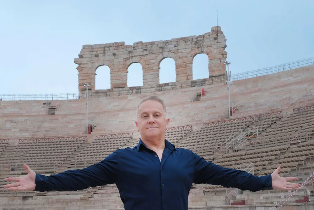 Vista del anfiteatro de la Arena di Verona con el director de la producción.