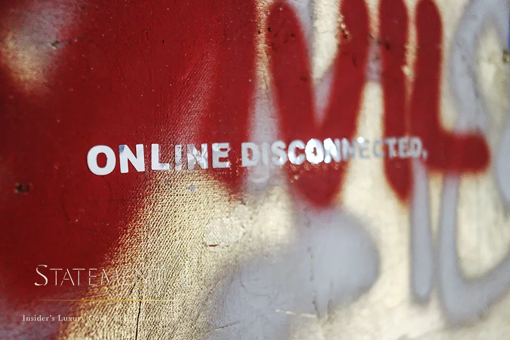 Detalle de Eroded Painting con la frase Online Disconnected