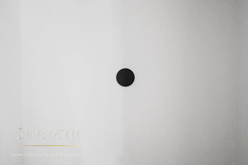 Obra minimalista con un punto negro en Radical Optimism