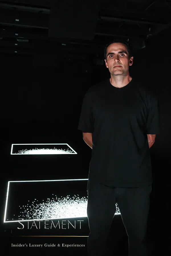 Daniel Iregui dentro de la instalación NEST de Iregular