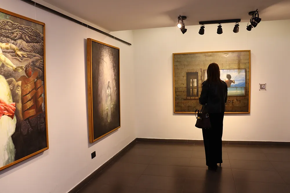 Visitante recorriendo la exposición El Reino de los Espíritus 1.0