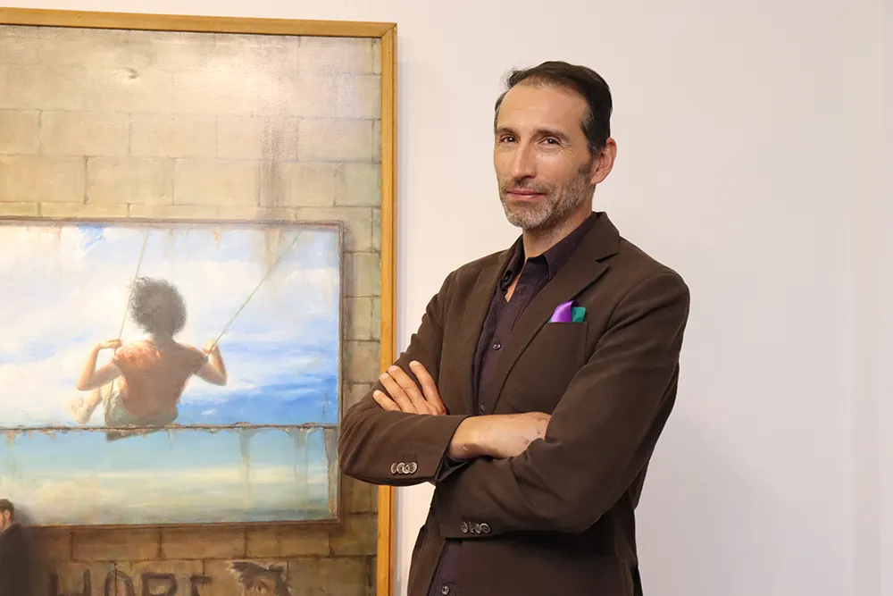 Ricardo Amezcua y Ornelas junto a una de sus obras en Bloomberger Art Gallery