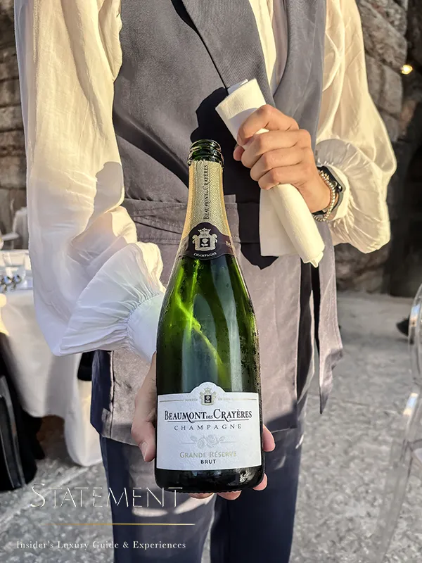 Champagne Beaumont des Crayères servido durante la cena de Star Roof Experience