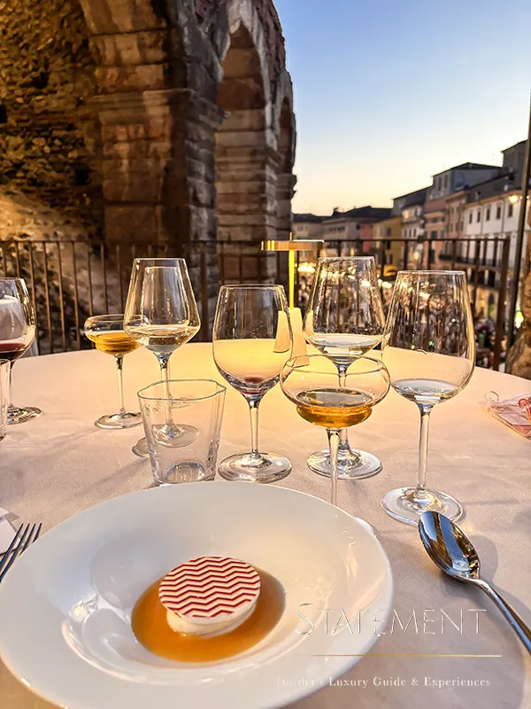 Postre de durazno y salvia servido con vista a la Arena di Verona
