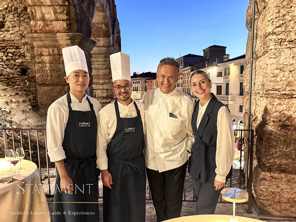 Emanuele Scarello con el equipo de cocina de Star Roof Experience en la Arena di Verona