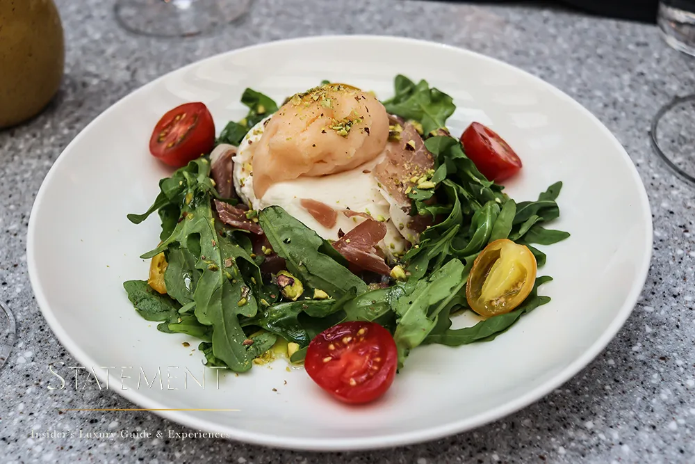 Salade de l’été con burrata, jamón serrano, sorbete de melón y pistache
