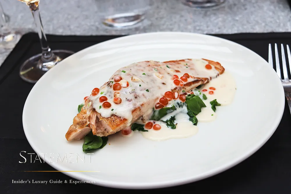 Saumon Beurre Blanc con hueva de salmón y espinacas baby de Sylvain Desbois