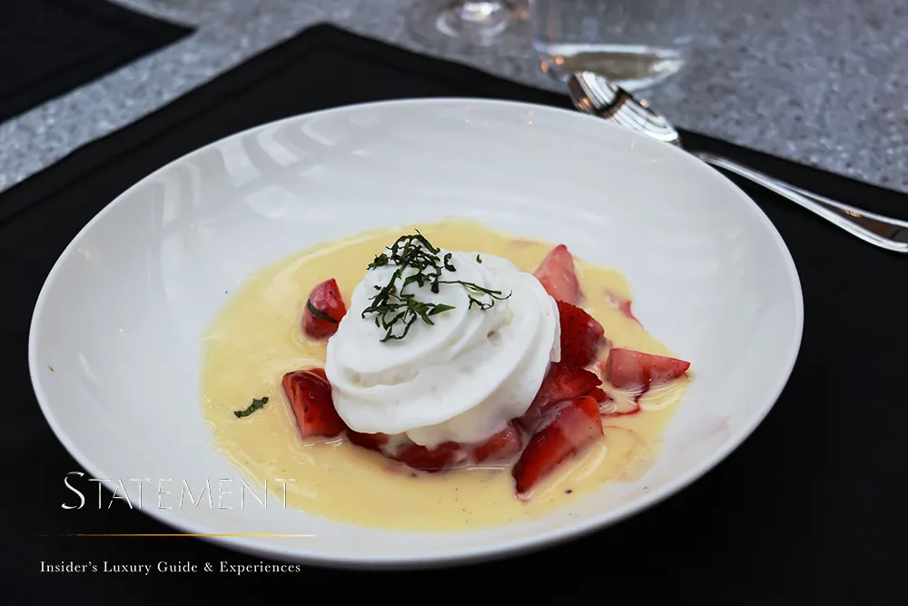 Fraise Melba con helado de vainilla, fresas, crema inglesa y crema montada