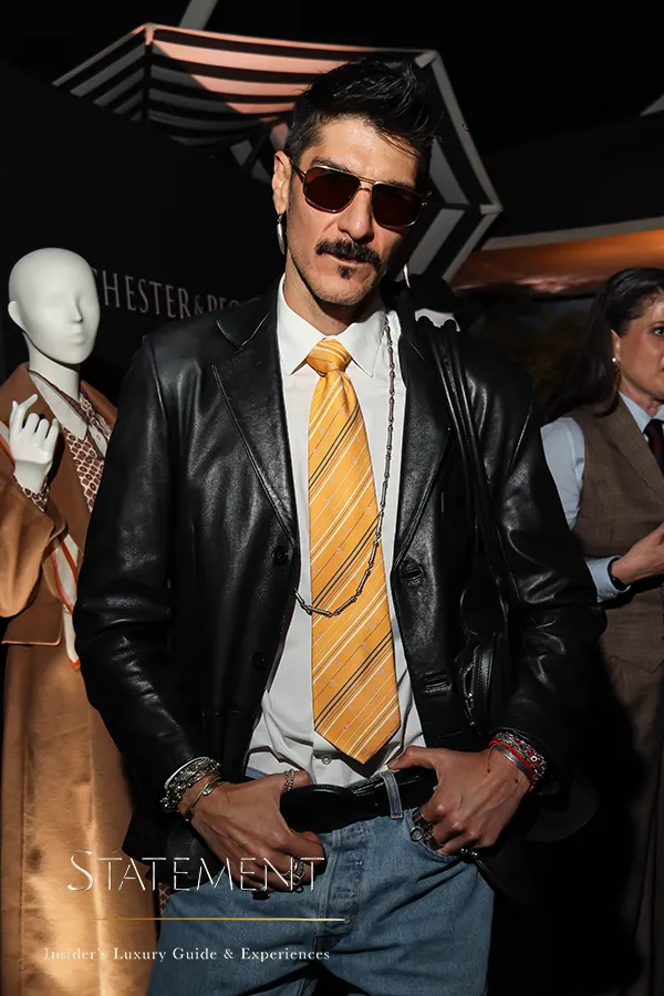chester-peck-30-anos-from-west-to-east-statement_0678