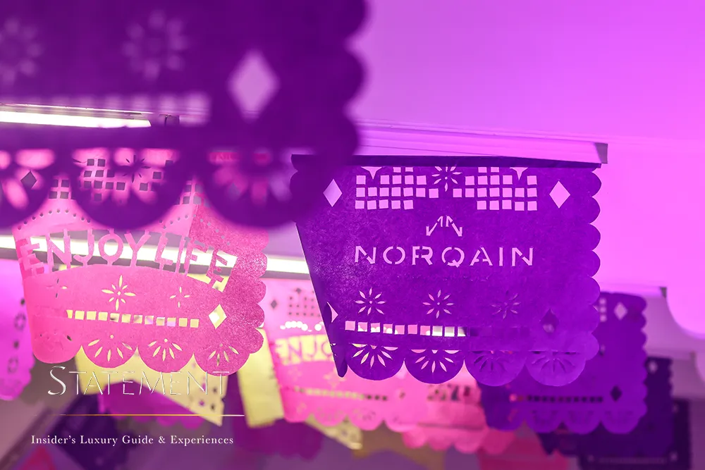 Papel picado y ambientación mexicana en la presentación de NORQAIN Viva México