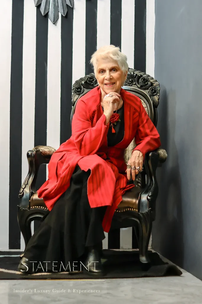 Anna Fusoni con atuendo rojo y negro en shooting para Statement en PugSeal
