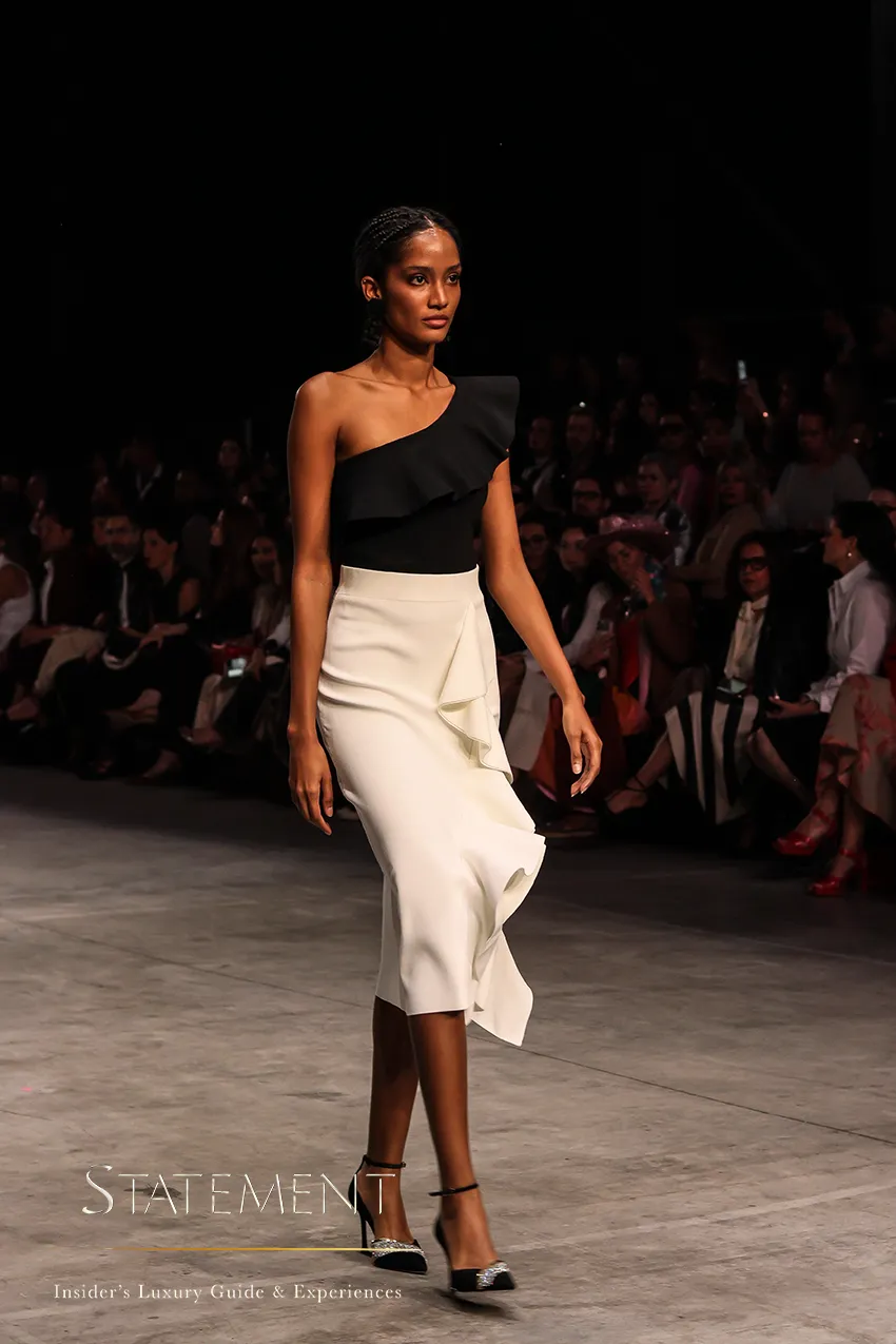 Modelo presenta un conjunto negro y blanco durante el desfile de D’HIERRO.