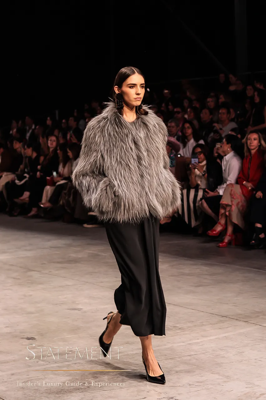 Modelo presenta looks de Cartografía de una mujer, la colección Otoño-Invierno 2026 de D’HIERRO, durante Volvo Fashion Week México.