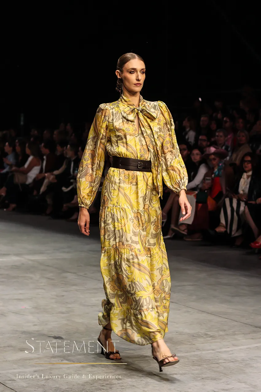 Modelo presenta un vestido estampado durante el desfile de D’HIERRO.