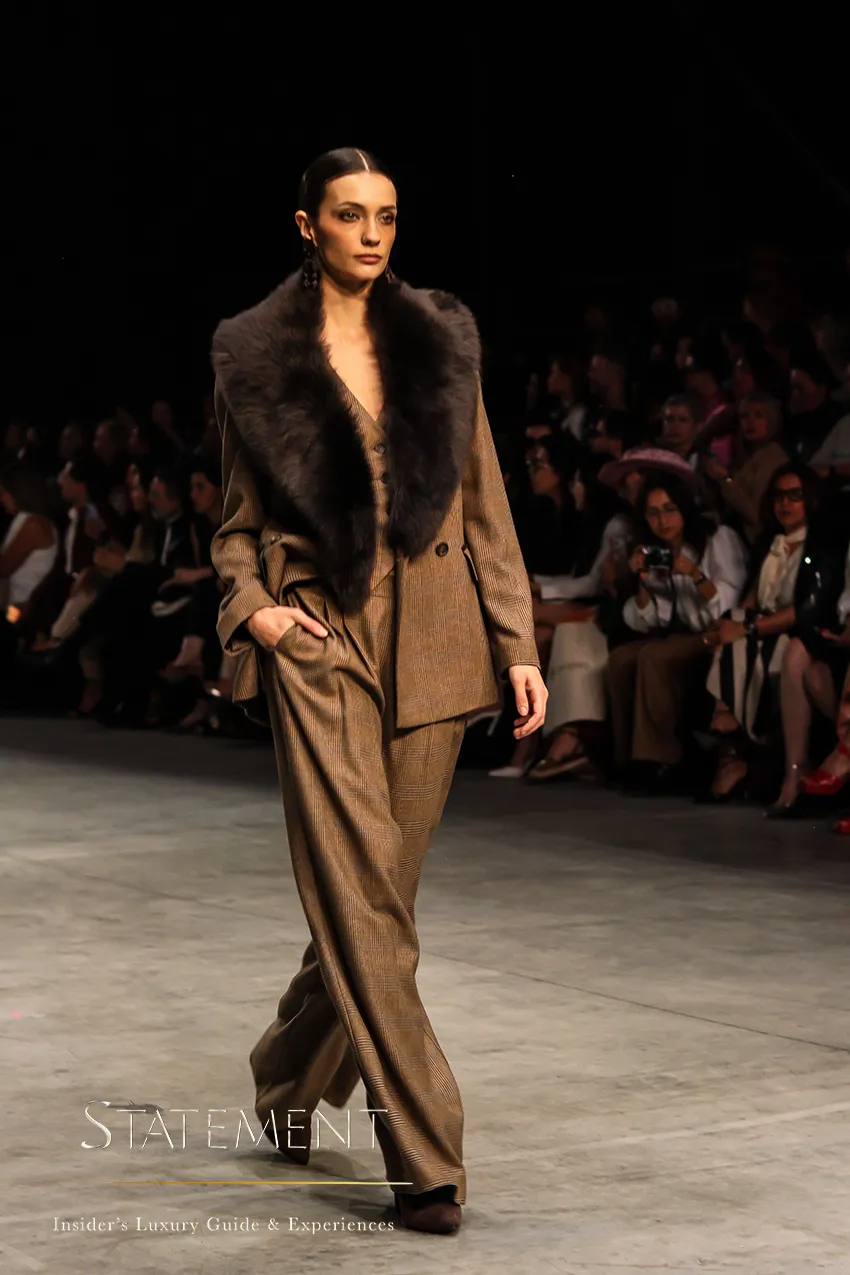 Modelo presenta un traje sastre elegante durante el desfile de D’HIERRO.